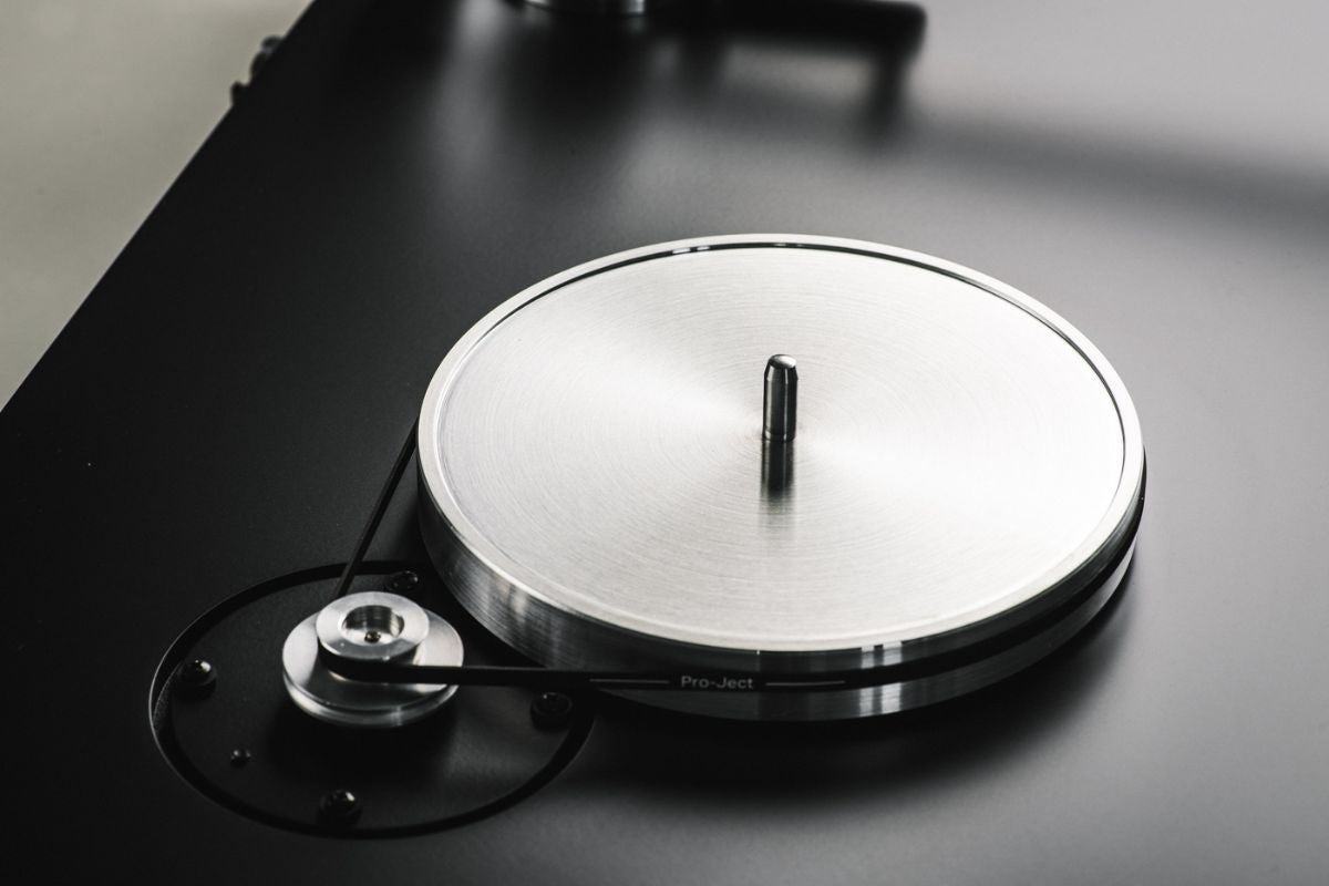 Nahaufnahme eines Pro-Ject Plattenspielers mit freiliegendem Riemenantrieb