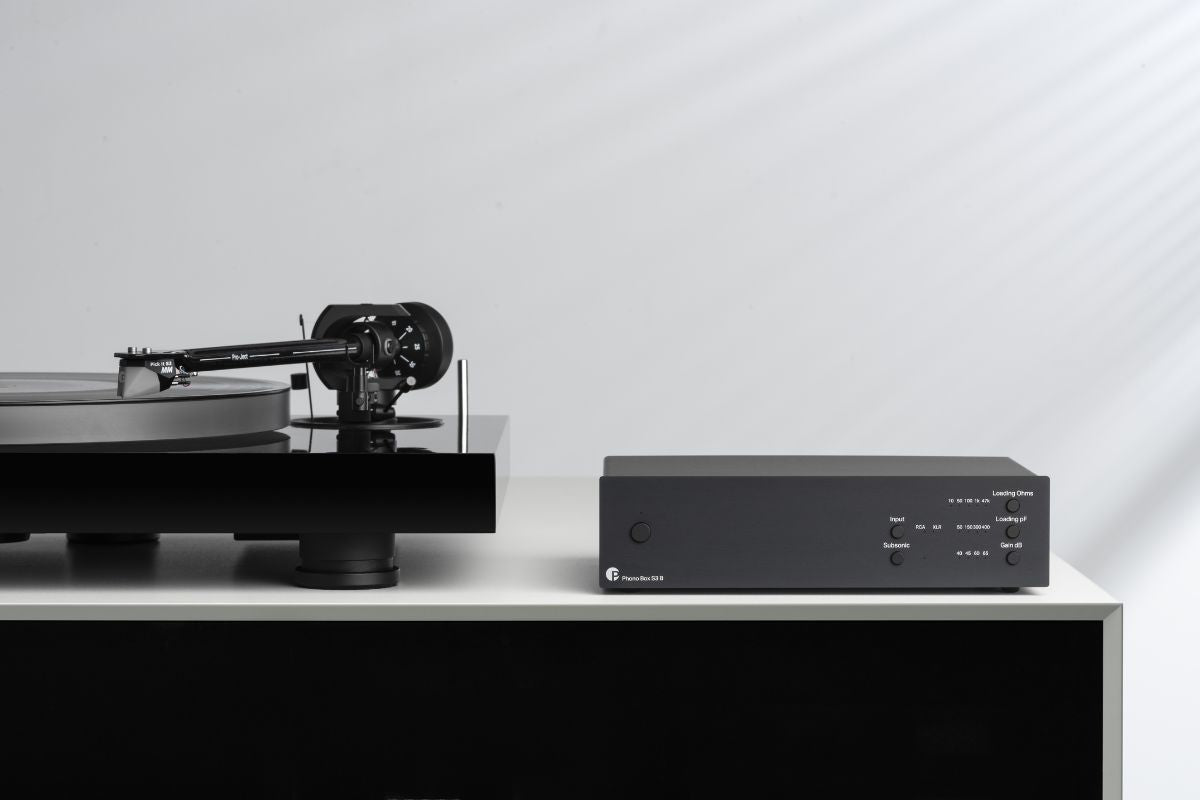 Pro-Ject Phono Box S3 B mit Plattenspieler – hochwertige Phono-Vorstufe mit einstellbarem Gain, Kapazität und Abschlusswiderstand für MM- und MC-Systeme