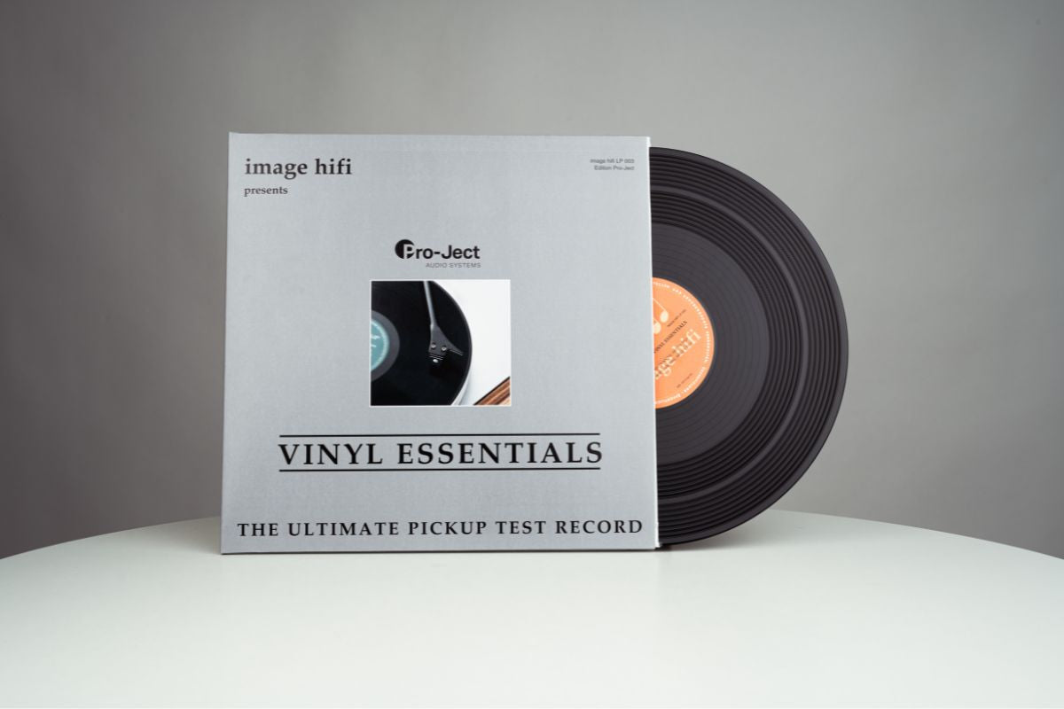 Vinyl-Testschallplatte Vinyl Essentials von Pro-Ject Audio Systems in grauer Hülle mit herausragender schwarzer Platte