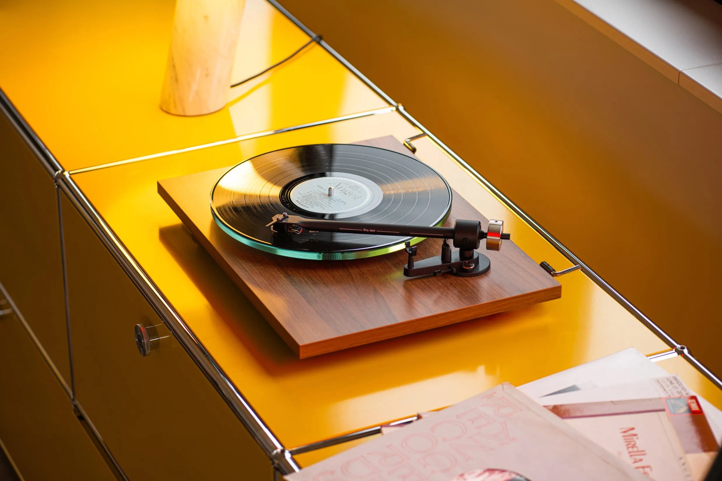 Pro-Ject T2 - Seidenmatt Weiß - Plattenspieler